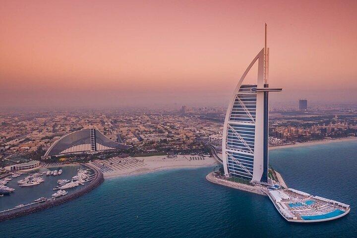 Dubai Marina: Boutique Italian Sunset Cruise with Food & Drinks