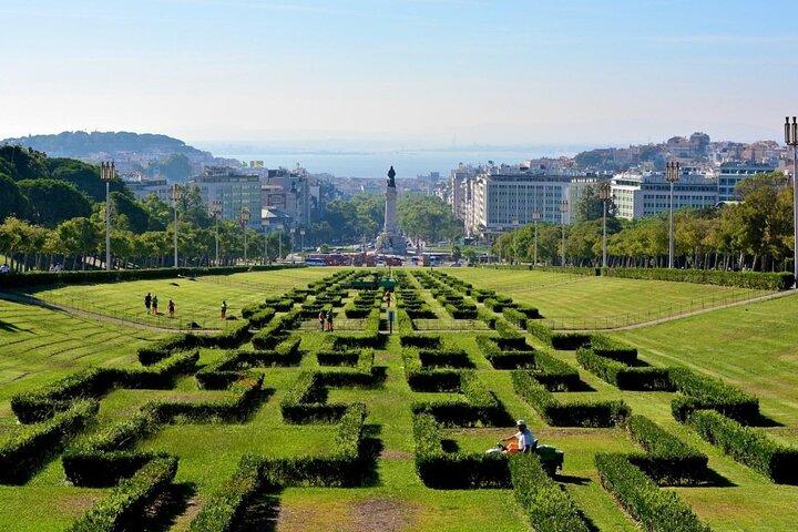 Lisbon Private Tour by Tuktuk + Live Fado Dinner