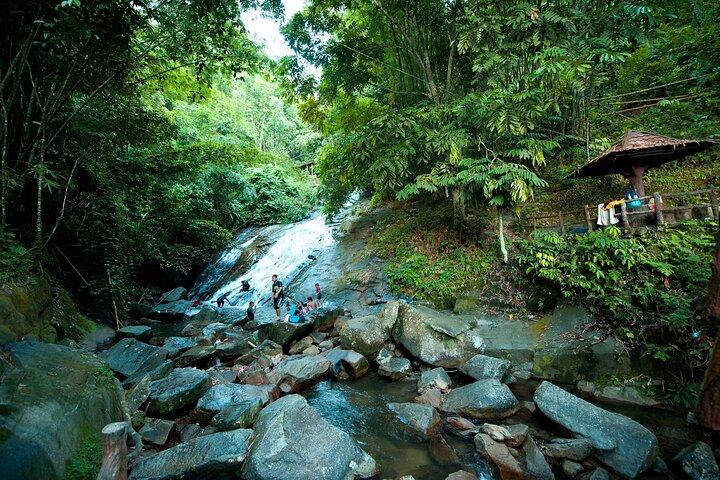 Kuala Lumpur Private Tour to Batu Caves Hotsprings And Waterfalls
