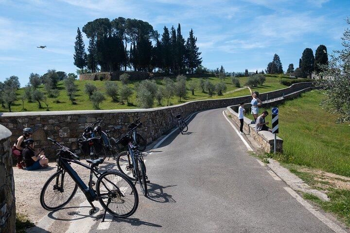 Full-Day Tuscany and Chianti Hills Bike Tour With Lunch at Farm