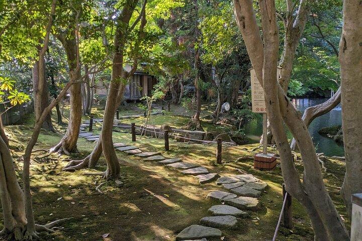 Day Tour from Kanazawa: Gold Leaf, Japanese Sweets and Ninja Star