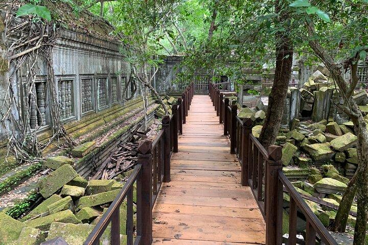 Siem Reap Airport transfer and Beng Mealea visit by private taxi