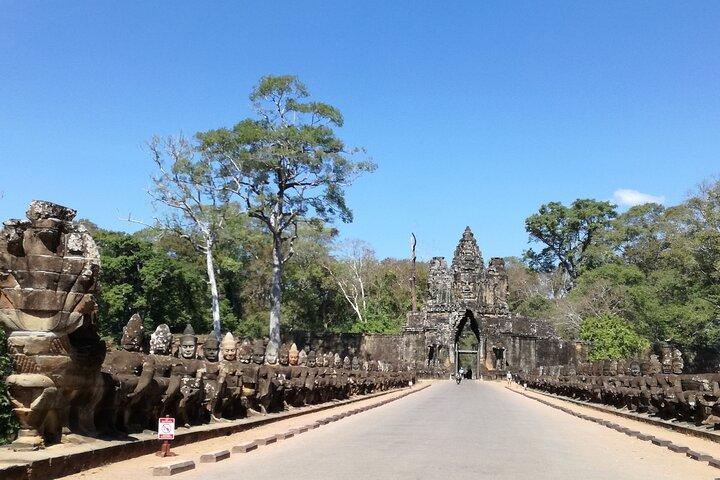 Private Guided Angkor Wat Tour by Lady Tuk Tuk with Monk Blessing