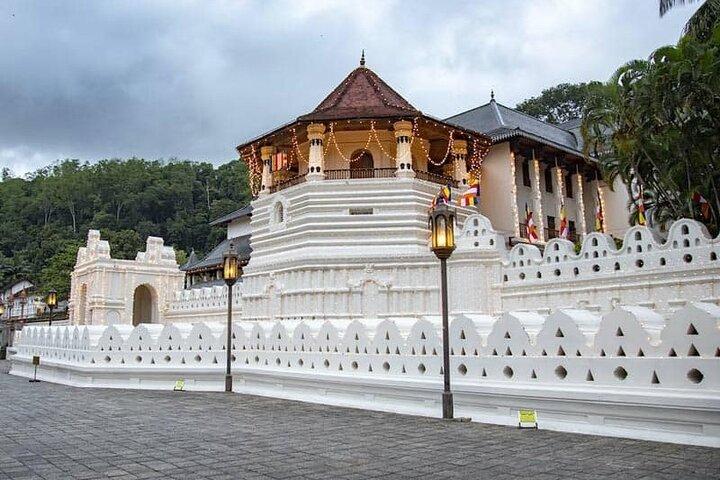 Kandy City Sightseeing and Ambuluwawa Tower by Tuk Tuk Tour