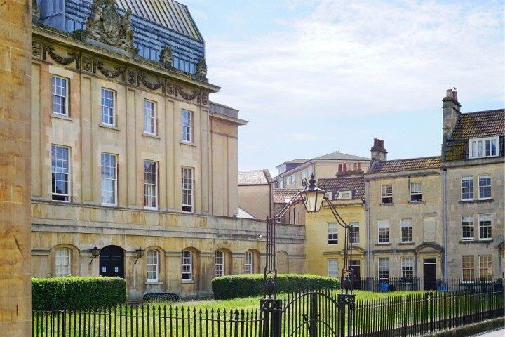 2 Hour Historic Walking Tour in Bath with An App