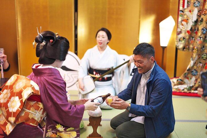 Gion Tour & Maiko or Geisha Dinner with Licensed Guide