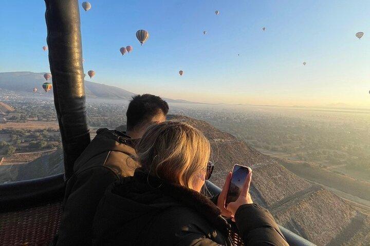 Teotihuacan balloon flight with cave breakfast and CDMX pickup