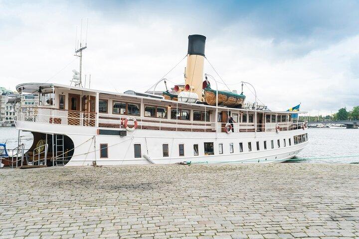 Skip-the-line Drottningholm Palace Stockholm Tour by Ferry