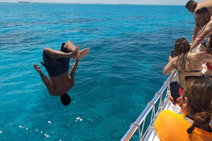Isla Mujeres Tour with Open Bar Food and Snorkeling