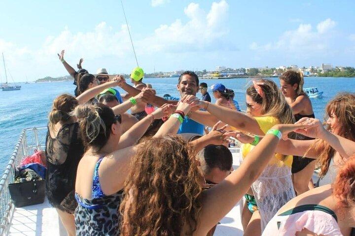 Isla Mujeres Tour with Open Bar Food and Snorkeling