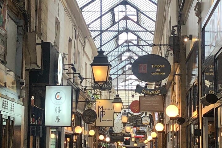Explore the Covered Passages of Paris with a track game