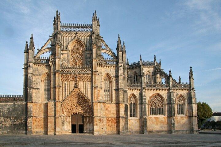 From Lisbon: Nazaré Big Waves, Óbidos & Batalha Private Full-Day