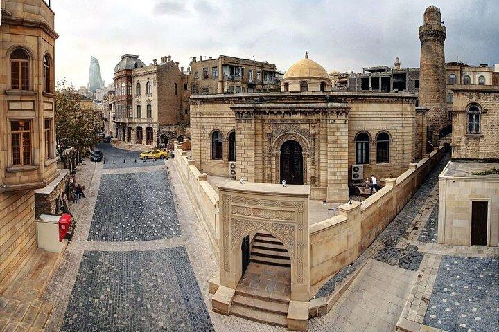 Baku: Stunning Walking Tour of Historical and Modern City