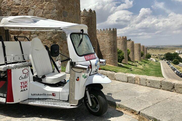 Guided Tour in TUK TUK Ávila COMPLETE with stops 1 hour