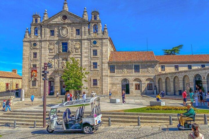 Guided Tour in TUK TUK Ávila COMPLETE with stops 1 hour
