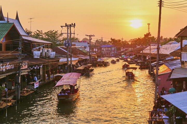 Bangkok: Amphawa Float Market & Maeklong Railway Evening Tour