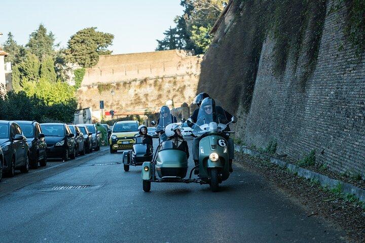 Vespa Sidecar Tour at Day/Night with Pickup