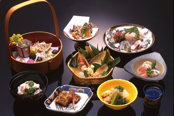 Gion Tour & Maiko or Geisha Dinner with Licensed Guide