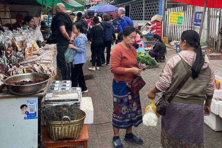 Luang Prabang Local Market and Morning Food Tour with Drinks