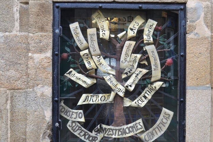 Santiago de Compostela Scavenger Hunt and Sights Self-Guided Tour