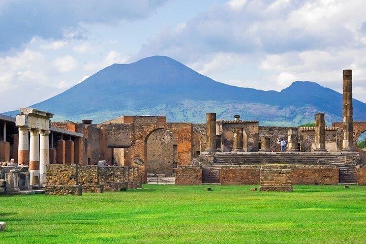 Pompeii: Exclusive Private Walking Tour with an Archaeologist