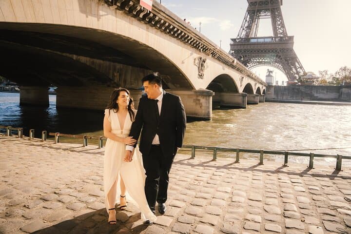 Professional Eiffel Tower Photo Tour with VOGUE Photographer