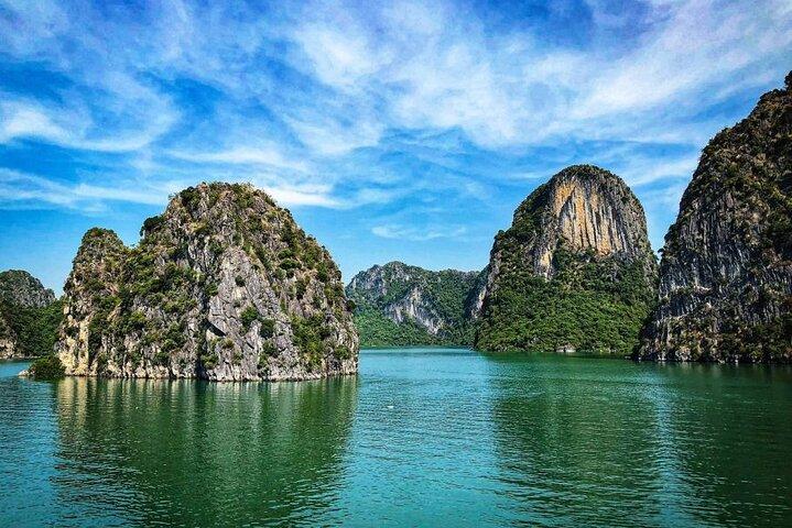 From Hanoi: Ha Long Bay Luxury Cruise Day Tour with Jacuzzi