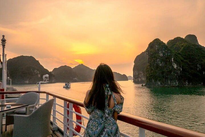 Private Full Day Tour to Explore Halong Bay by Boat