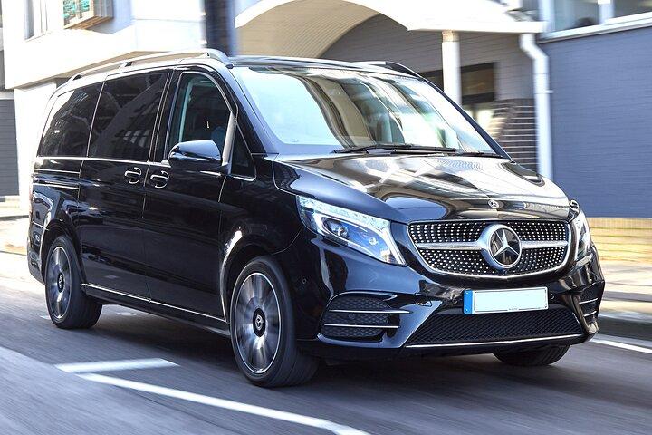 Madrid Airport MAD Round-Trip Private Transfer in Luxury Van
