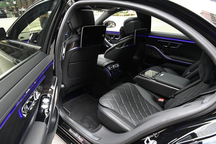 Airport Transfer: Hamburg Airport HAM to Hamburg by Luxury Car