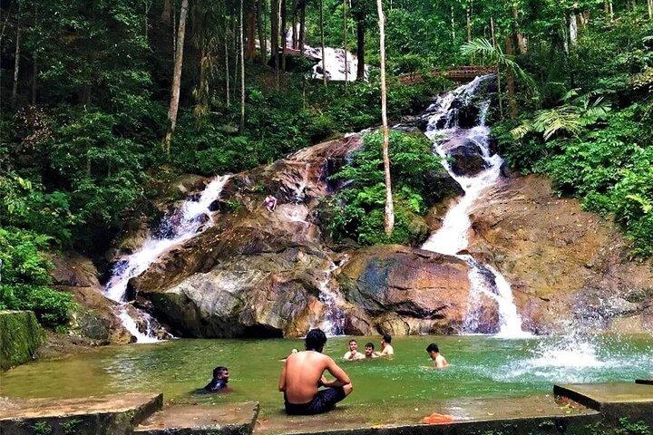 Kanching Waterfalls Tour with Batu Caves and Ramayana Cave (SIC)