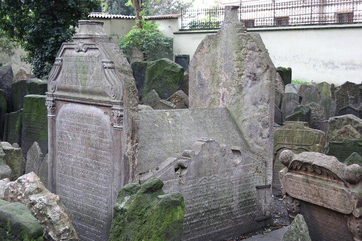 Private Tour of the Jewish Museum with Synagogues and Cemetery