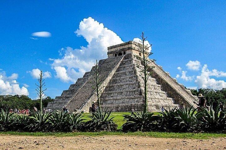 Small group tour to Chichen Itza early access + Cenote + Ekbalam