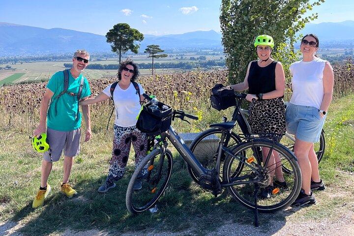 E-Bike Tour near Assisi with Wine Tasting & Winery Lunch