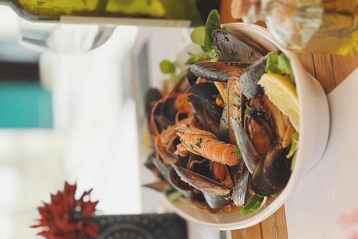 Private VIP Split Food Tour with Seafood, Wine and Local Bites