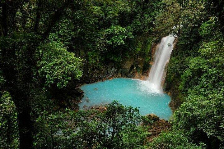 La Fortuna: Rio Celeste Waterfall, Tubing & Lunch Tour