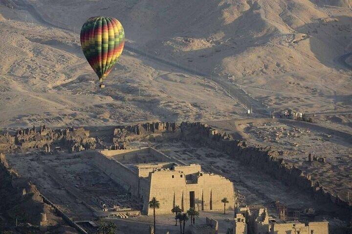 Luxor: VIP Private Sunrise Hot Air Balloon with Breakfast