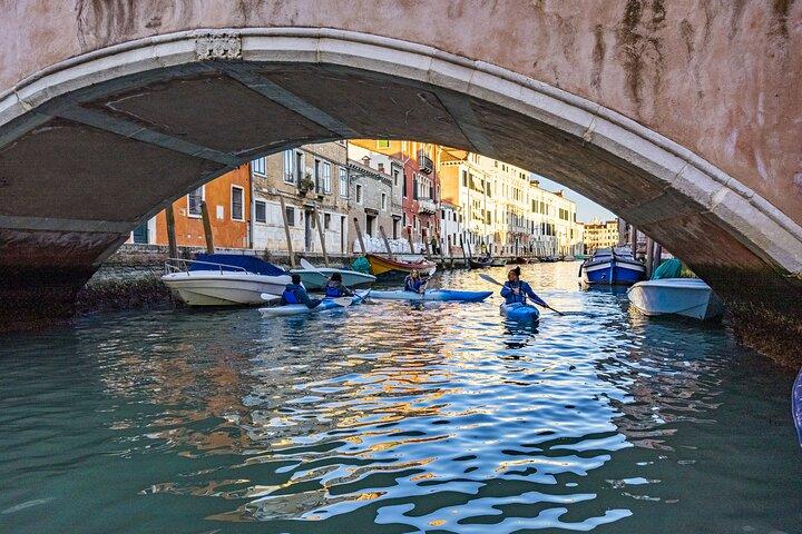 Sunset Kayak Tour in Venice: Discovering the City’s Canals