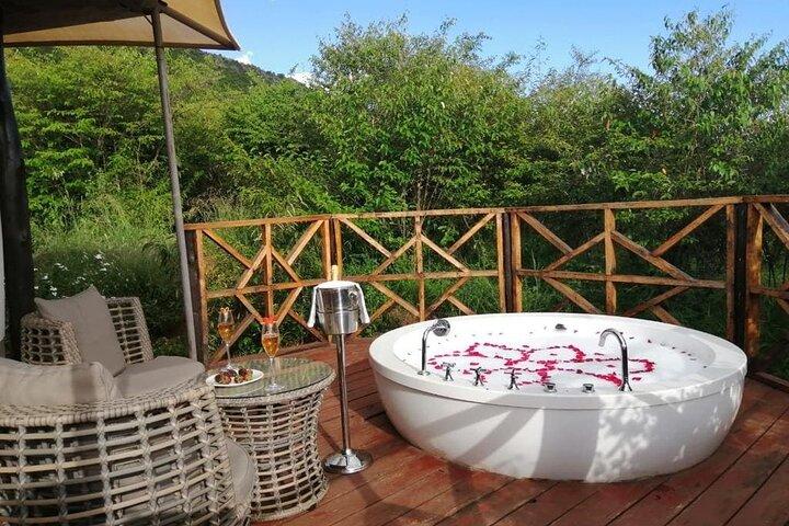 Romantic Mara Getaway with Jacuzzi