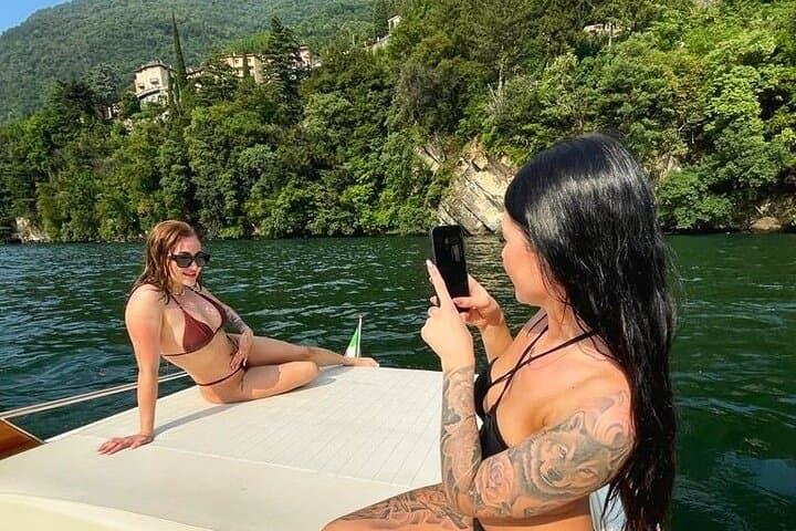 Luxury Boat Tour on Lake Como: Prosecco, Movie Locations & Music