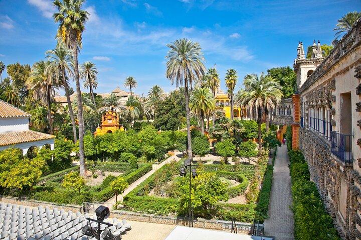 Sevilla: Guided tour to the Alcazar + Cathedral and Giralda