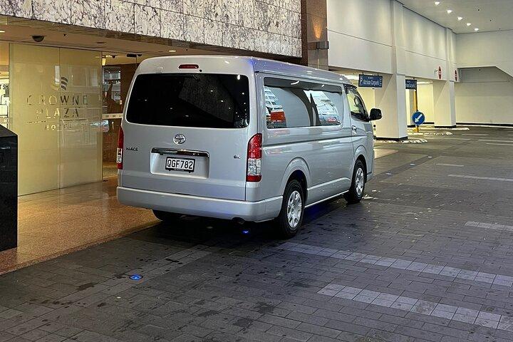 Private Mini Van Transfer From Auckland Airport to Auckland City