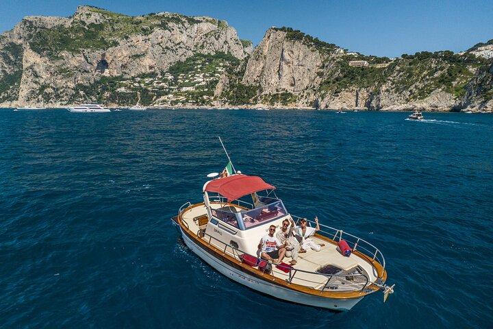 3-hour private boat tour of the island of Capri