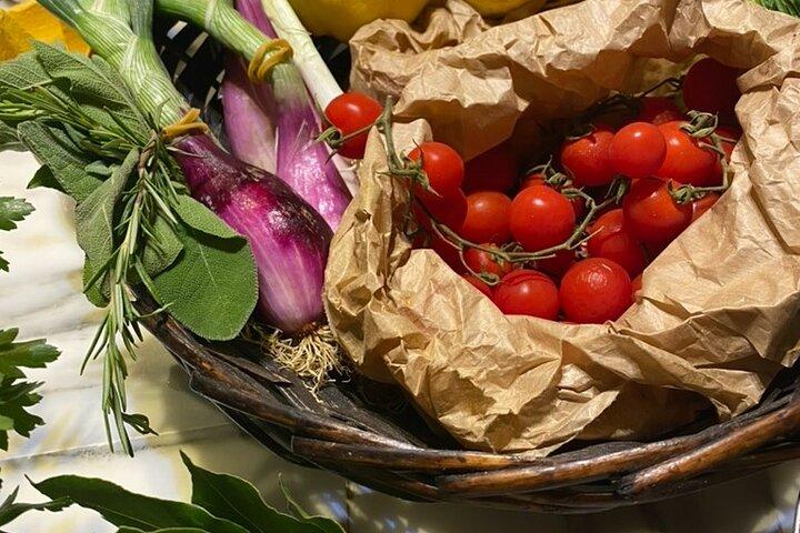 Ancient Flavors in Florence Historical Cooking Class with wine