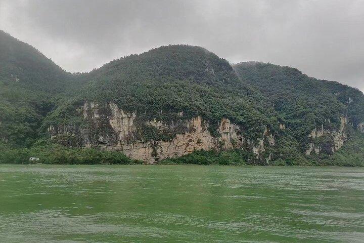 Private Day Tour in Yichang to Sanyou Cave and Sanxia Waterfall