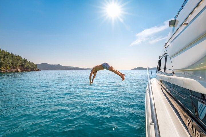 Small group tour by premium yacht to Elaphite Islands