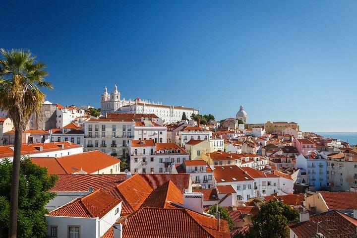 Lisbon : Private St George Castle w/tkts + Walking Tour Alfama