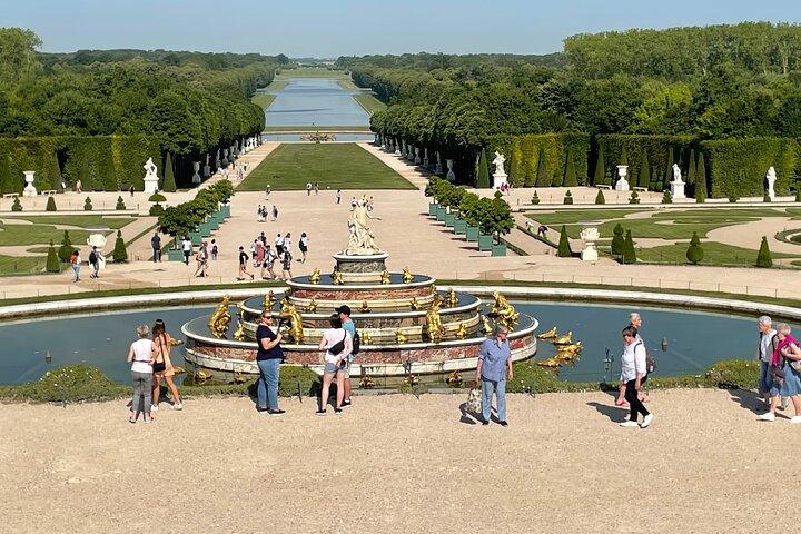 Excursion CHATEAU DE VERSAILLES and GIVERNY in Limousine from Paris