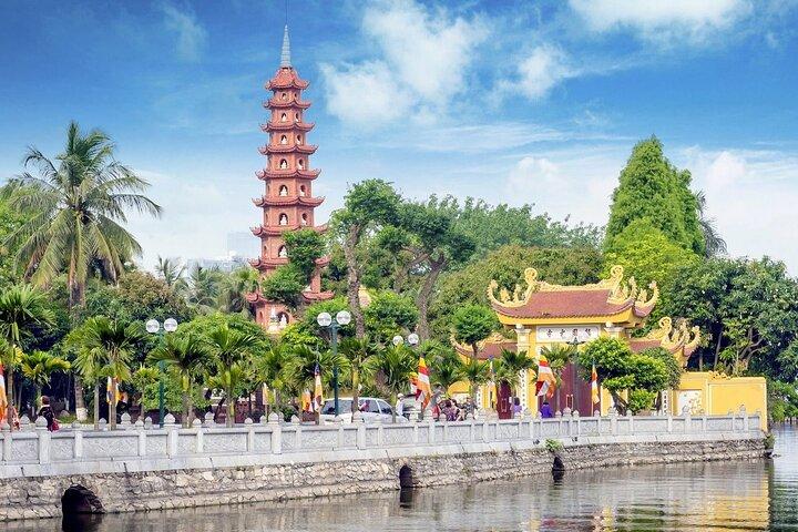 4-hour Motorbike Tour to City Sights & Train Street