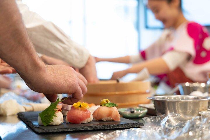 Kyoto: Enjoy Sushi & Market Tour! Best for Family & Couple!